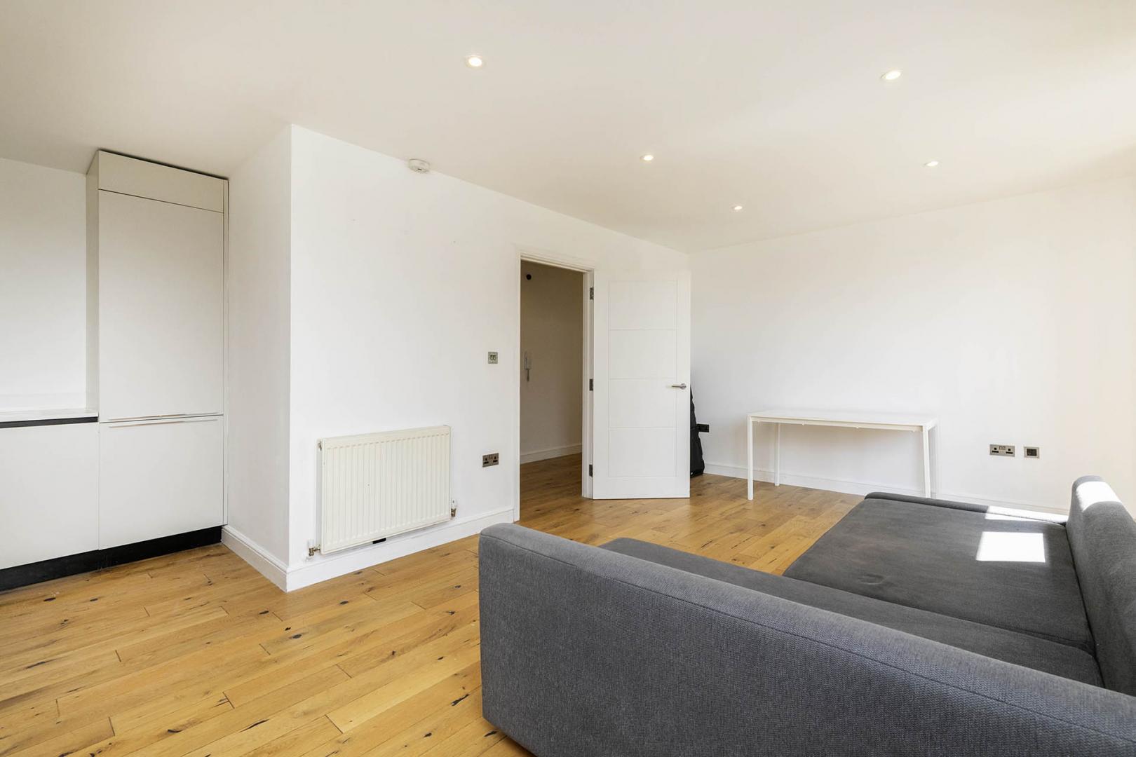 			3 Bedroom, 3 bath, 1 reception Apartment			 Dignam Close , Cricklewood